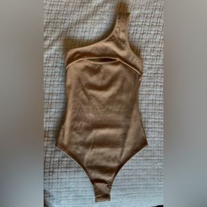 Lulu’s bodysuit brand New! Never worn. XS/half sleeve on top of the shoulder.